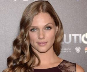 Tracy Spiridakos Image